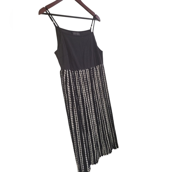 New Bloomingdale's Black & White Sleeveless Pleated Mini Dress Medium - Picture 2 of 6